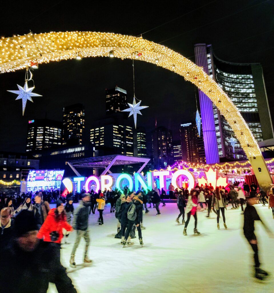 Nathan Phillips Square durante el mes de diembre en Toronto