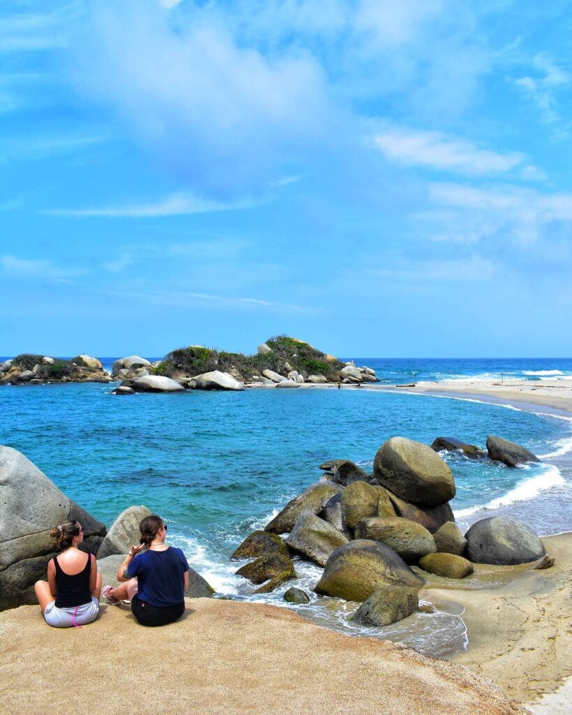 Mujeres en las rocas en el Parque Tayrona