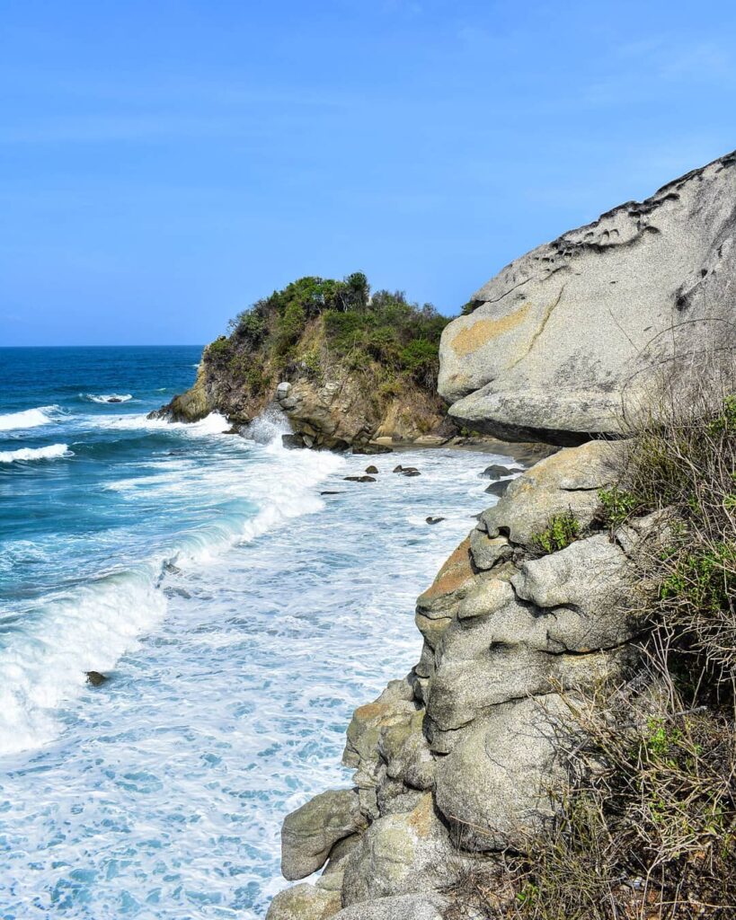 Vista de las rocas y el mar turquesa del Parque Tayrona