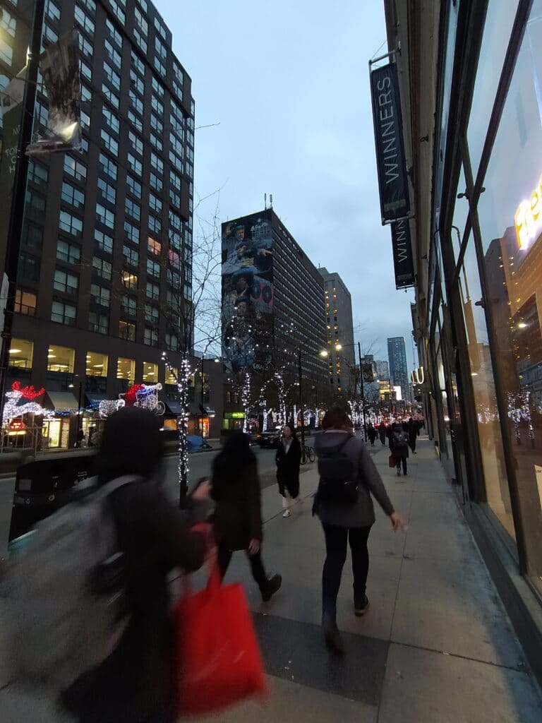 Vista de Yonge Street, en su cruce con College St. (2019, Toronto, Canadá)