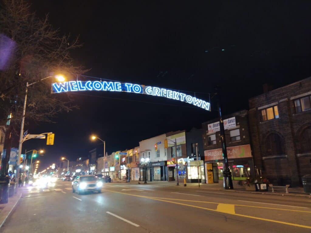 Letras de bienvenida al entrar al barrio griego