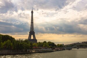 Torre Eiffel enmarcada por nubes