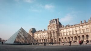 Vista del exterior del museo de Louvre