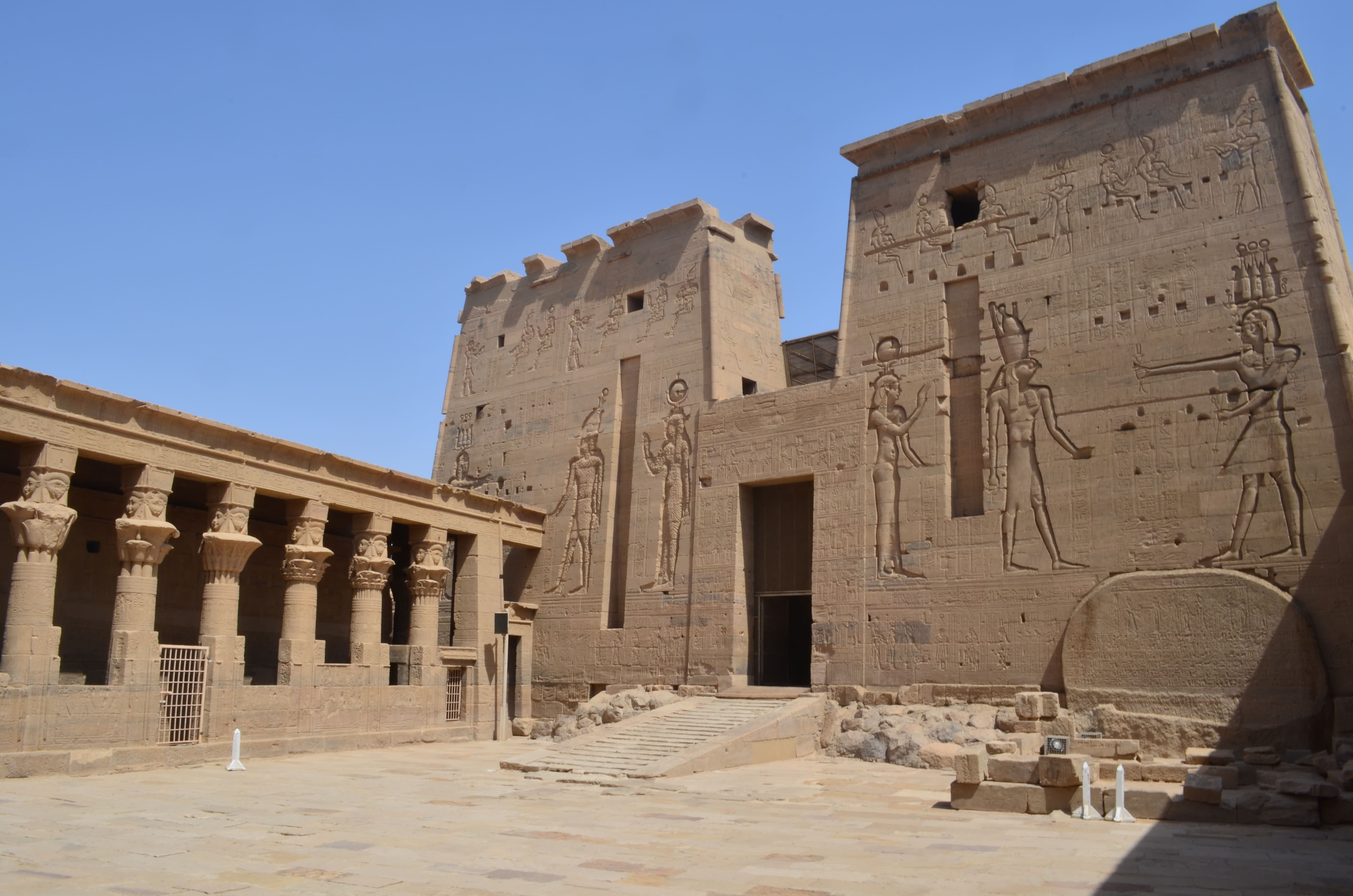 Vista de la entrada al templo Filae en Egipto