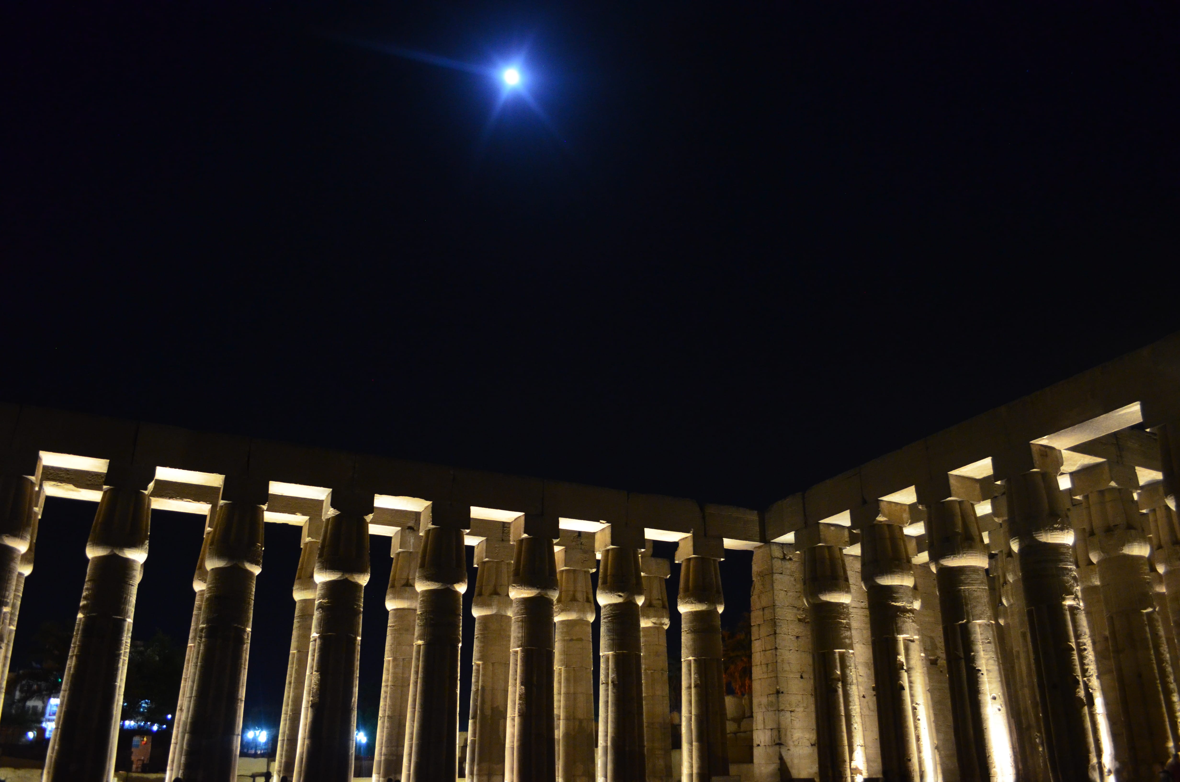 Vista de las columnas del templo de Luxor en Egitpo durante la noche