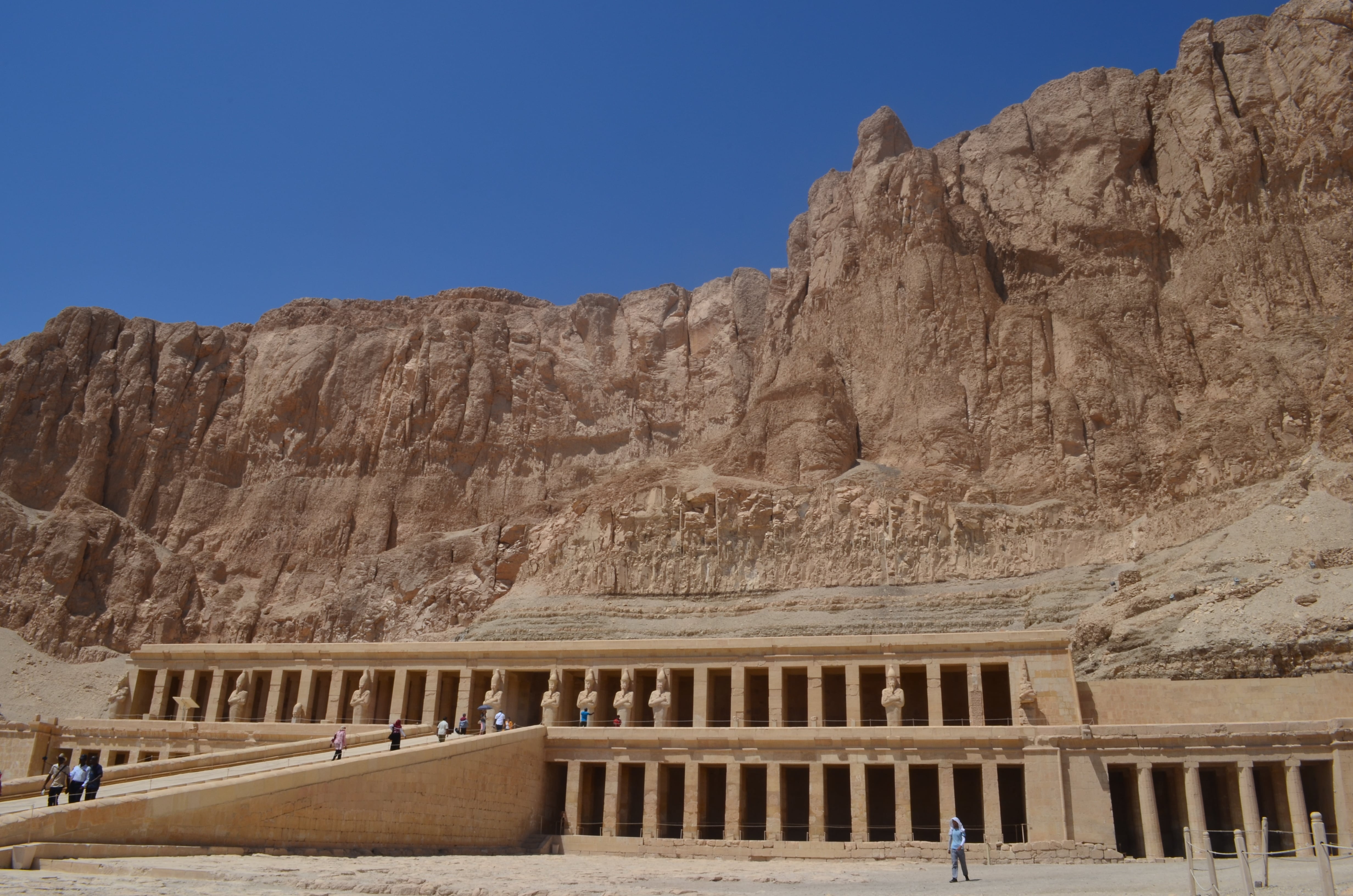 Vista del Templo Hatshepsut al medio día en Egipto