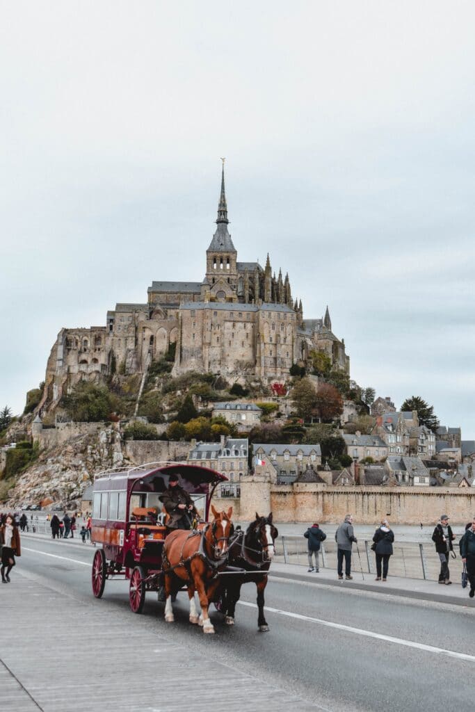 Caballos frente al Mont Saint Michel