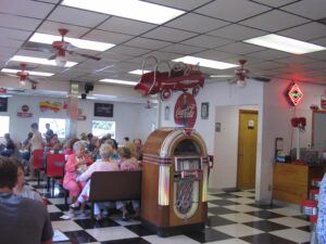 interior de restaurante duffys diner cerca de Baton Rouge