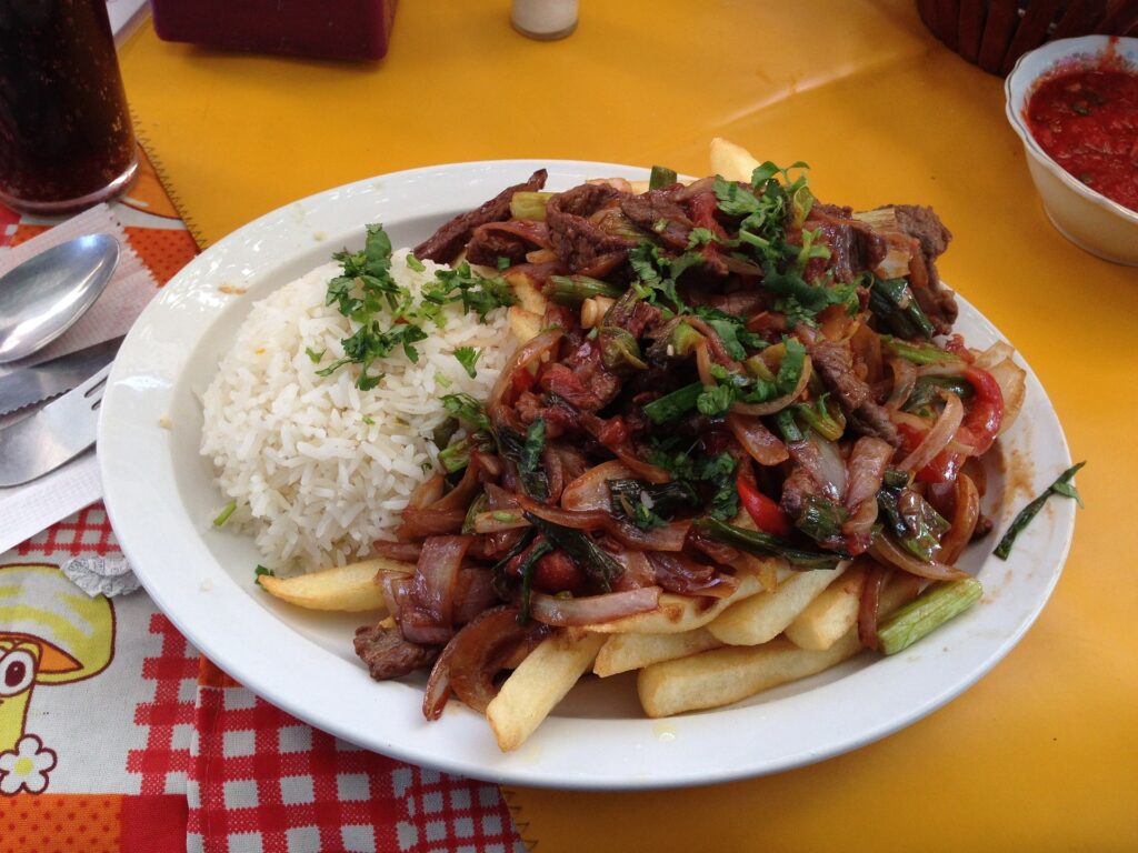 Lomo Saltado peruano. Comida peruana