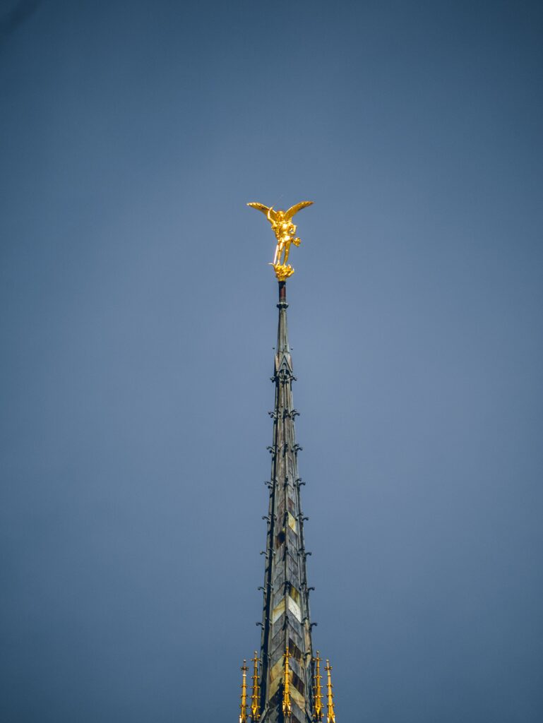 Estatua de San Miguel Arcángel en el Mont Saint Michel