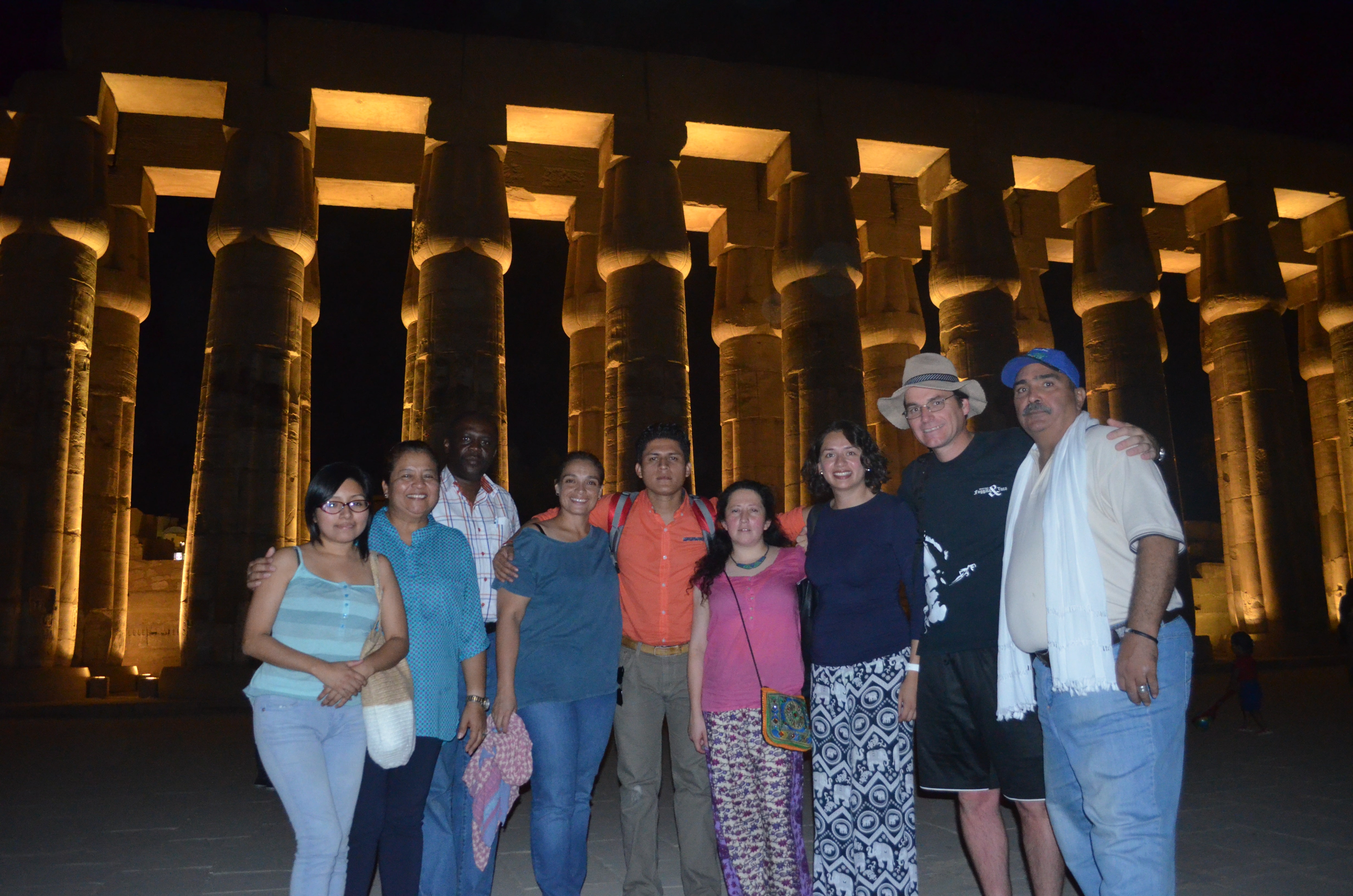 Latinos en los Templos de Luxor