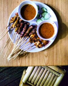 Satay, o también llamados “Satay sticks”; aunque este plato es original de Indonesia; aquí lo encontraras también. Son brochetas de pollo, cerdo o res; marinadas y asadas a las brazas. Con un dip o aderezo de salsa de cacahuate, llamado “Satay Sauce” o “Kacang samba”. Las mejores para mi, son las de Pollo.