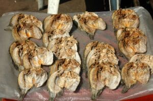Mafalala-venda-de-chicoata-peixe-seco