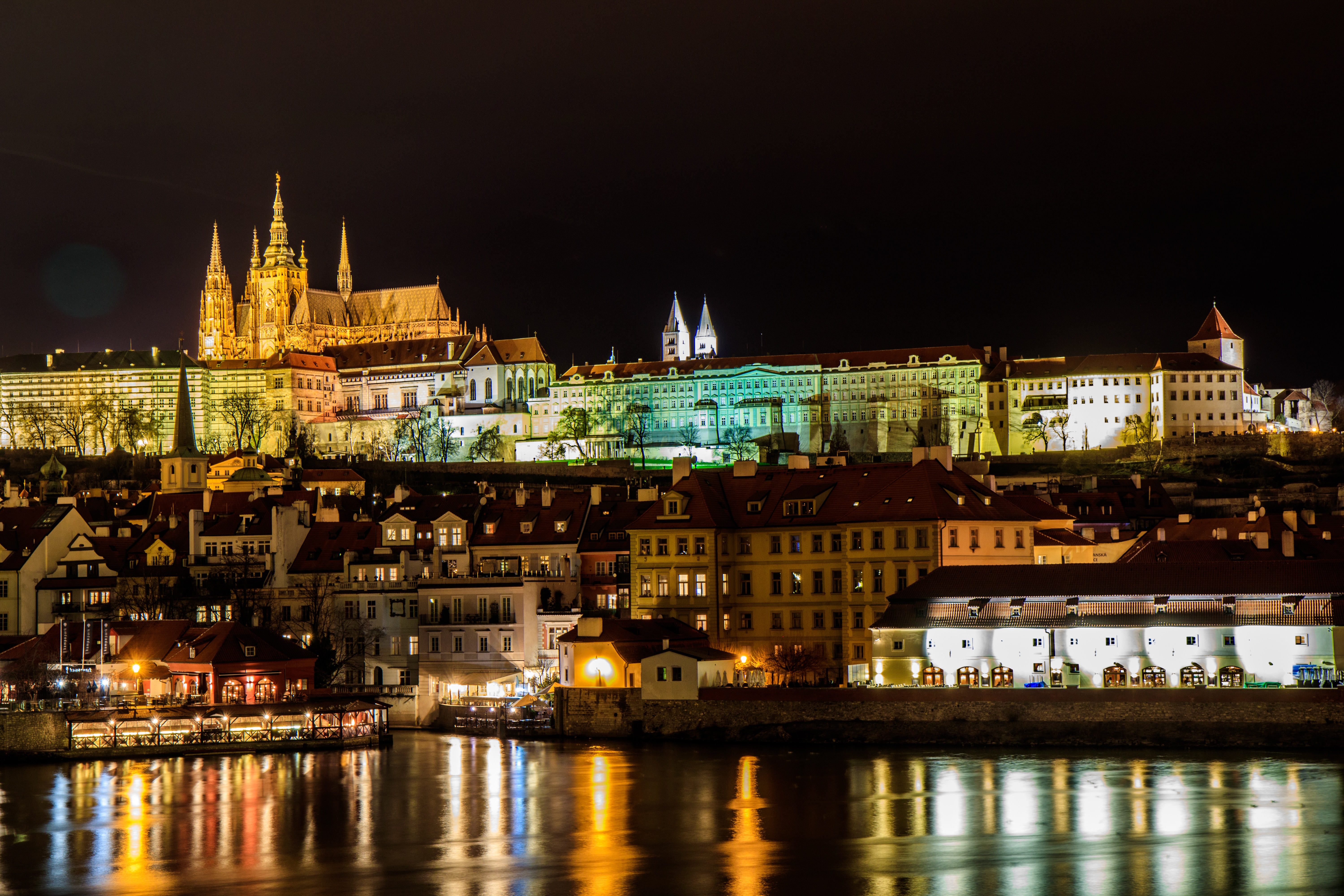 vista nocturna de la catedral de San Vito, Praga