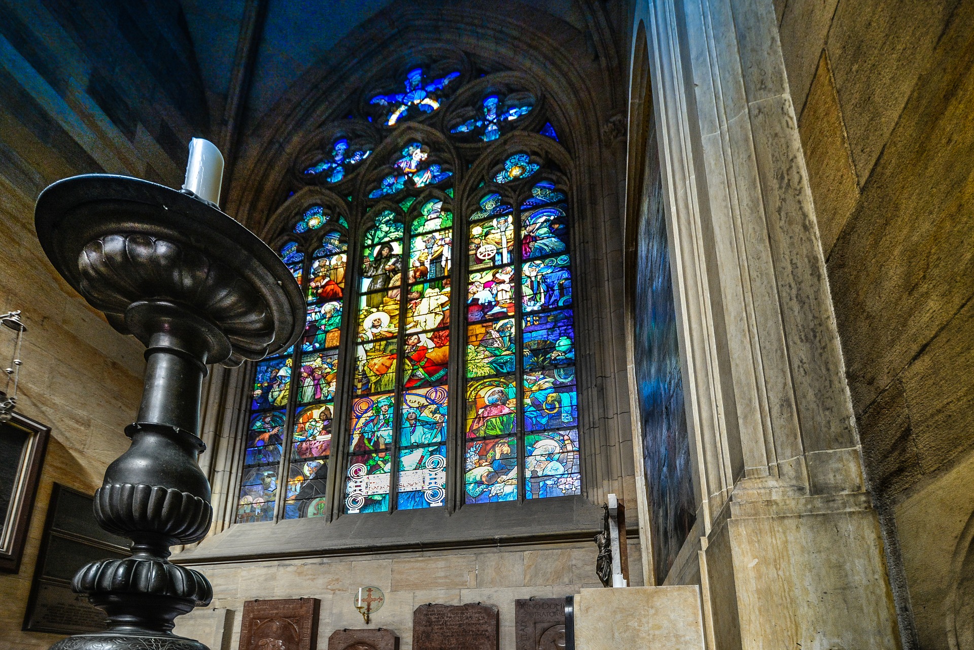 Vitral de Alfons Mucha en la Catedral de Praga