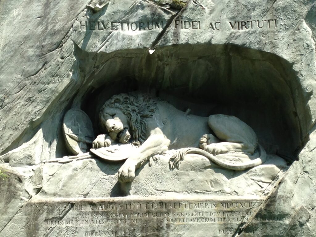 Otra cosa increíble que ver en Lucerna. Un emblema al valor que yace en la roca.