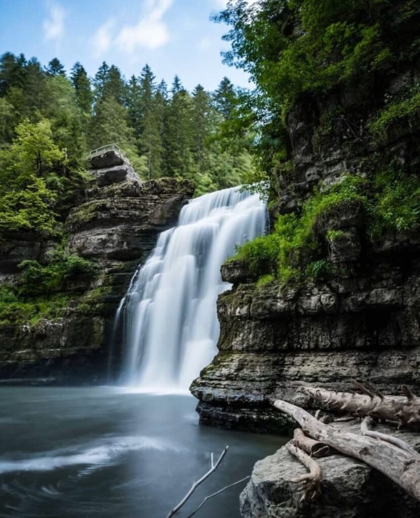 Turismo de agua en Suiza. Cascadas que parecen de cuento. 