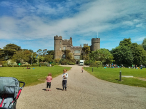 Niños en Castillo de Malahide en Irlanda