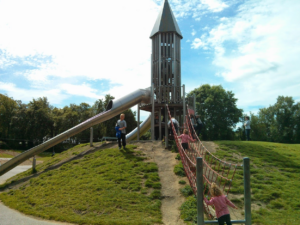 Niños en Irlanda parque de juegos Malahide