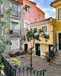 Imagen de una plaza en Alfama el corazón de Lisboa