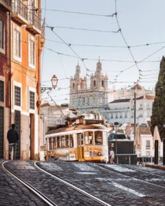 Tranvías de época a su paso por Alfama el corazón de Lisboa