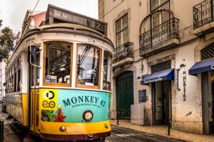 Imagen de los tranvías públicos de LIsboa, línea número 12 por el barrio de Alfama