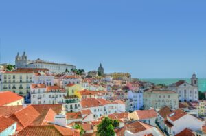 Vista del barrio de ALfama desde el Mirador Portas do Sol, al fondo el Monasterio de San Vicente y el Panteón Nacional