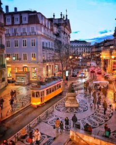 Imagen del Largo doi Chiado y Largo de Camoes al fondo, zona bohemia de Lisboa