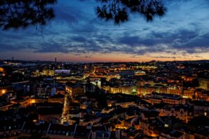 Imagen de Lisboa nocturna desde el mirador de Nossa Senhora do Monte