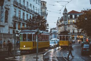 Cómo moverte por Lisboa imagen del tranvía 28 a su paso por el Chiado