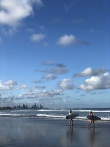 Foto tomada en Burleigh Heads con los rascacielos de Surfers Paradise