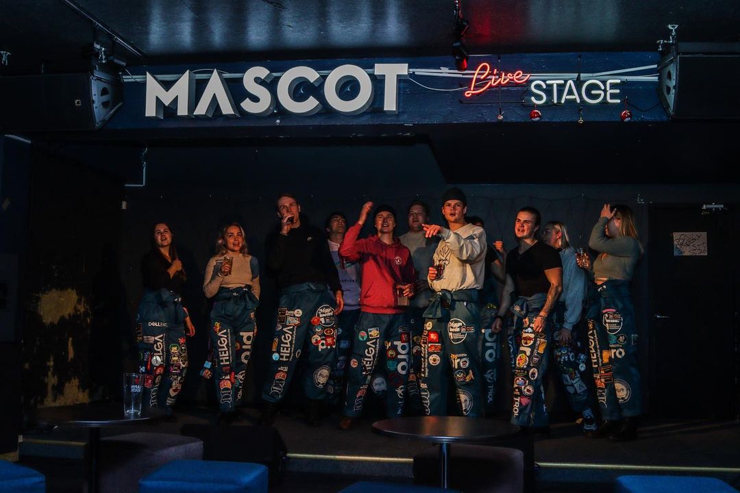 Estudiantes cantando Karaoke en el bar Mascot en el barrio de Kallio