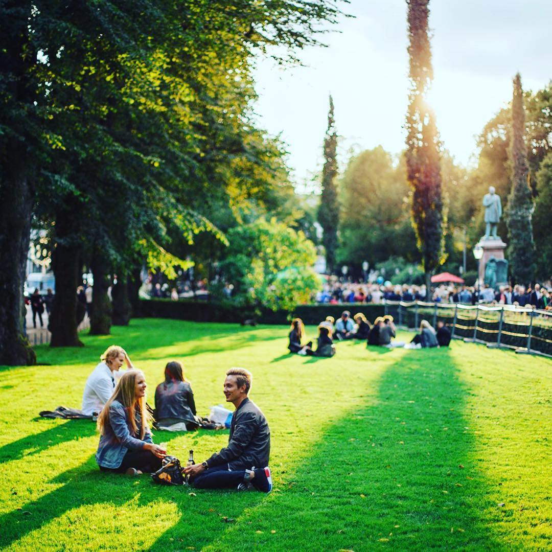 Descansando en el parque de Esplanadi en el centro de Helsinki