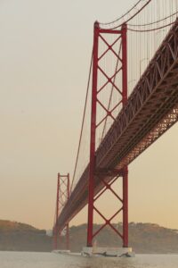 Puente 25 de abril junto a Belém el barrio monumental de Lisboa