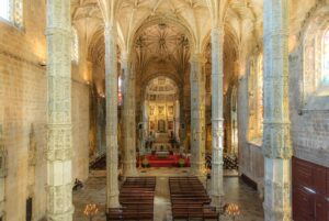 Interio de la iglesai del monasterio de los jerónimos en el barrio de Belém en Lisboa