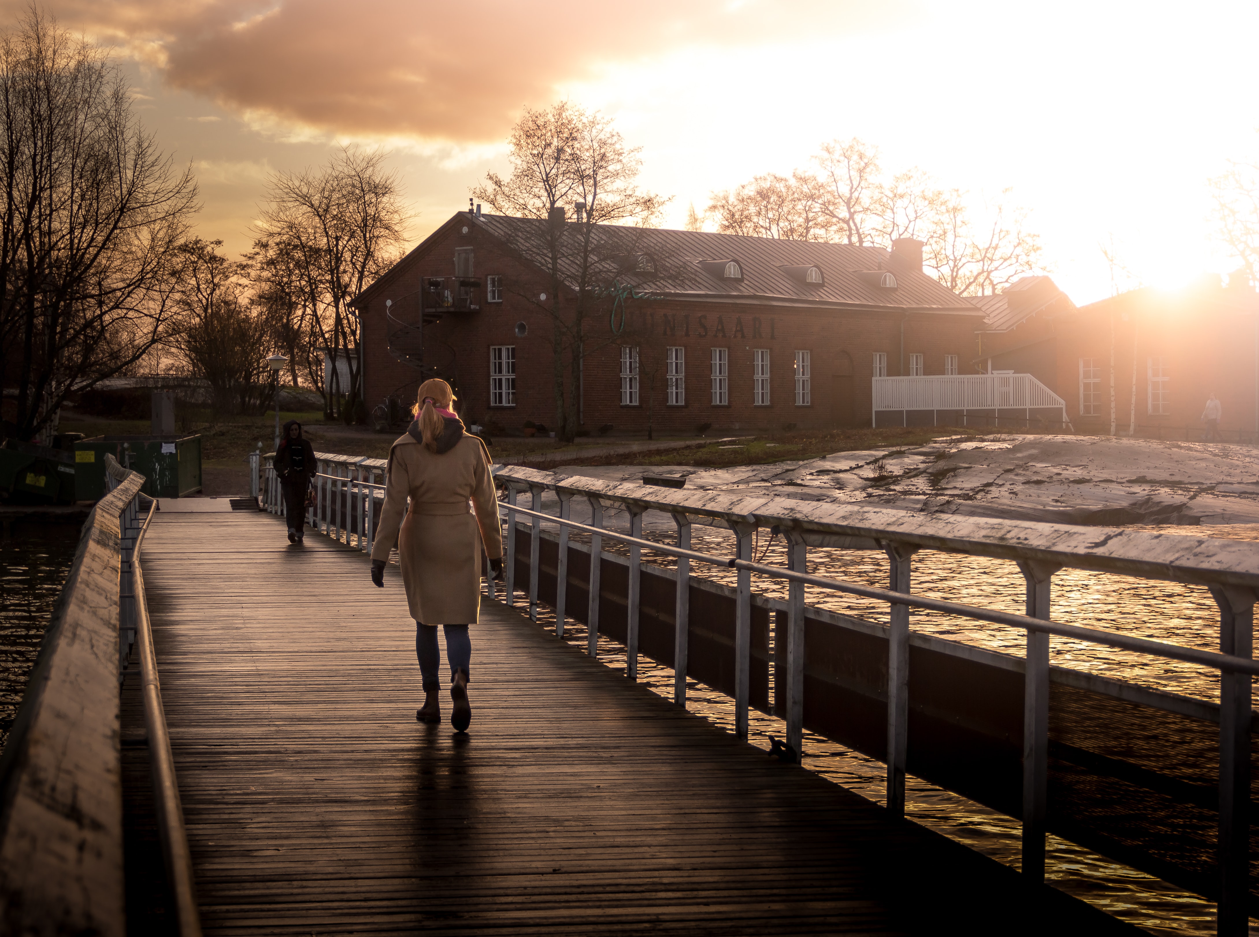 Mujer caminando segura al atardecer en Finlandia