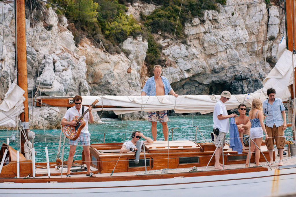 actores de Mamma Mia en un barco