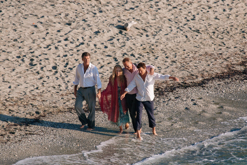 los actores de Mamma Mia paseando por la playa