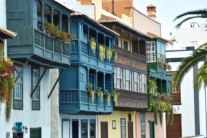 En Santa Cruz de La Palma puedes ver las casas de aspecto colonial y preciosos balcones canarios