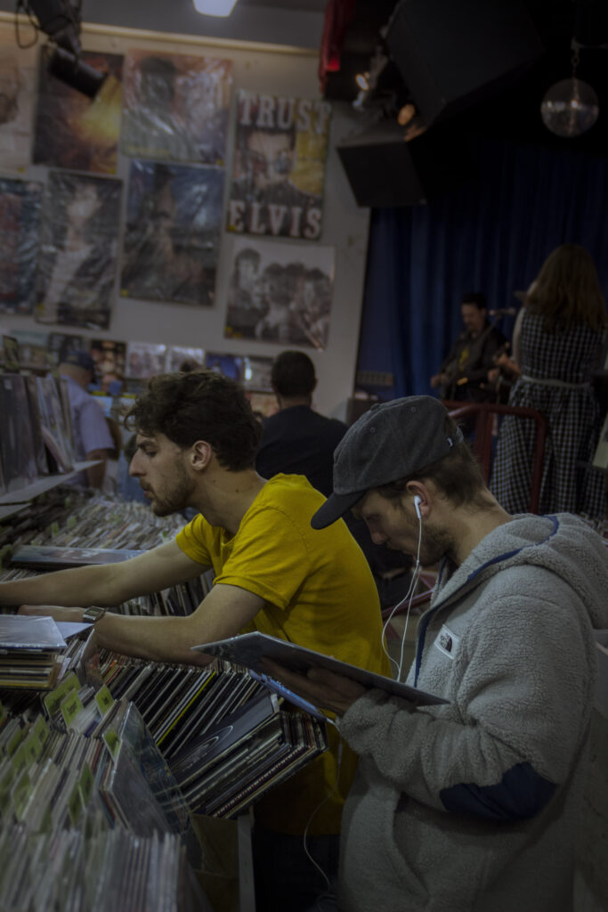 Gente mirando discos en Amoeba Records
