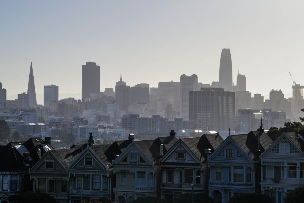 Vista de The Painted Ladies y el skyline de San Francisco