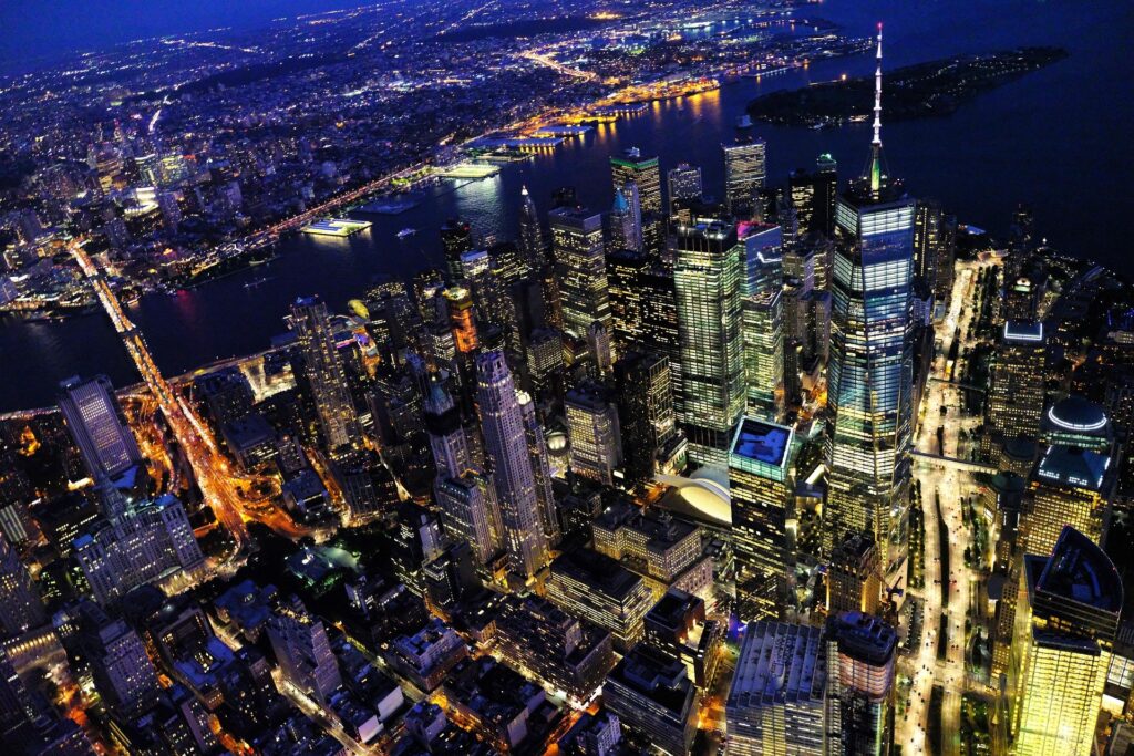 NYC iluminado y el rascacielos One World.